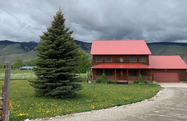 Maison de campagne spacieuse avec commodités pour chevaux, à proximité de nombreuses activités de plein air.