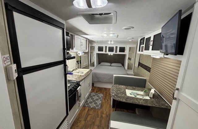Comfortable RV Self Check-in, freeWIFI, Free parking, full kitchen, bathroom.
