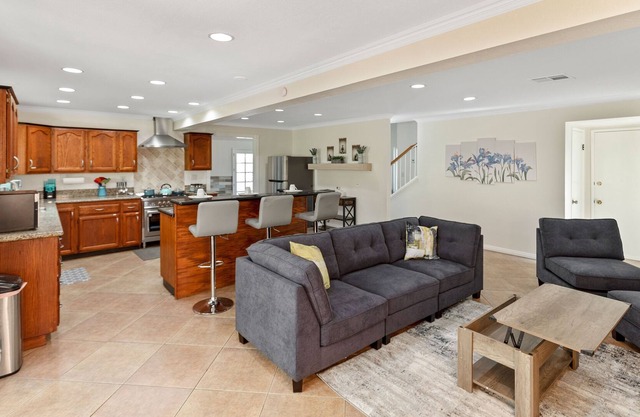 Spacious 3 bedroom hillside residential home with TEMPUR-PEDIC mattress !!!