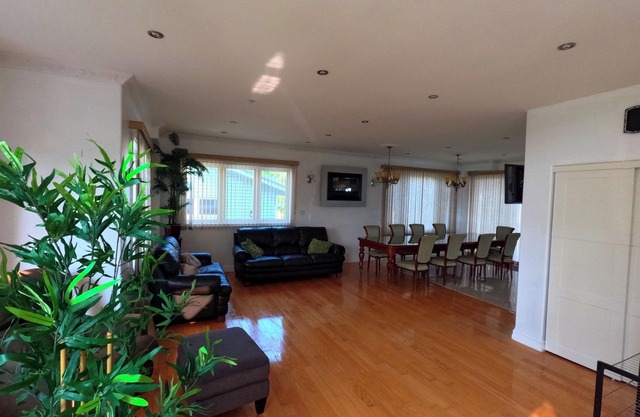 Comfortable stay in a large home on the shores of Lake Erie
