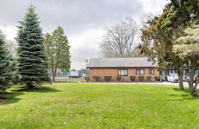 Comfortable Stay in Brownstown w/Great Amenities