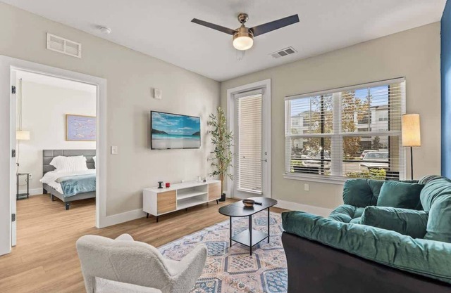 Comfortable Stay King Bed Near Parks, Pet-Friendly