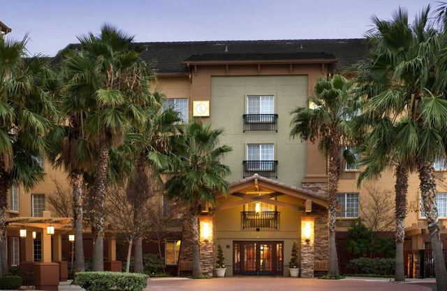 Comfortable Suite w/ Kitchen Near Major Silicon Valley Attractions