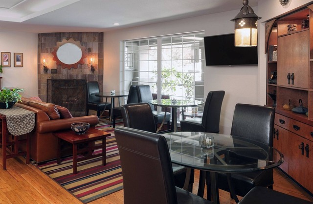 Comfortable Suite w/ Full Kitchen, Plush Bedding, & Family-Friendly Amenities