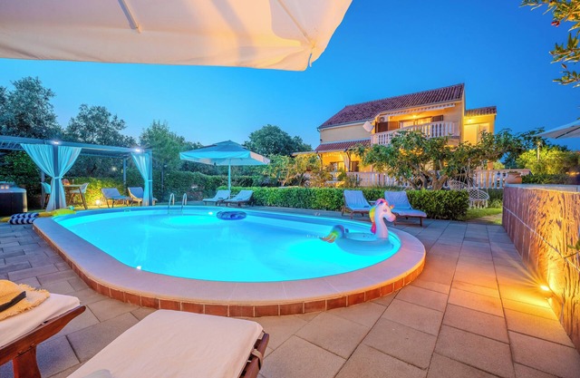 Comfortable vacation apartment in villa with pool, whirlpool and sauna