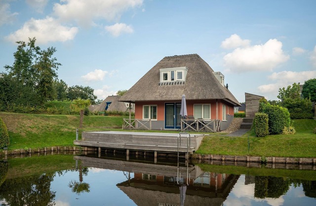 Maison confortable au bord de l'eau, dans un parc