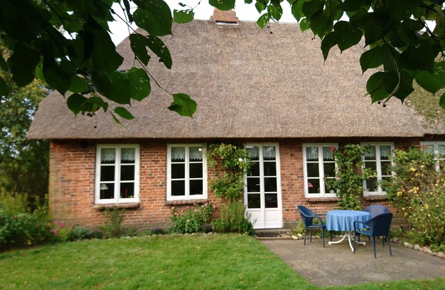 Appartement agréablement meublé dans maison à toit de chaume et grand jardin
