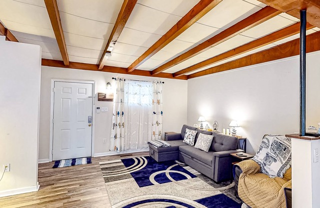 Comforting dog-friendly home with washer/dryer, full kitchen, & central AC