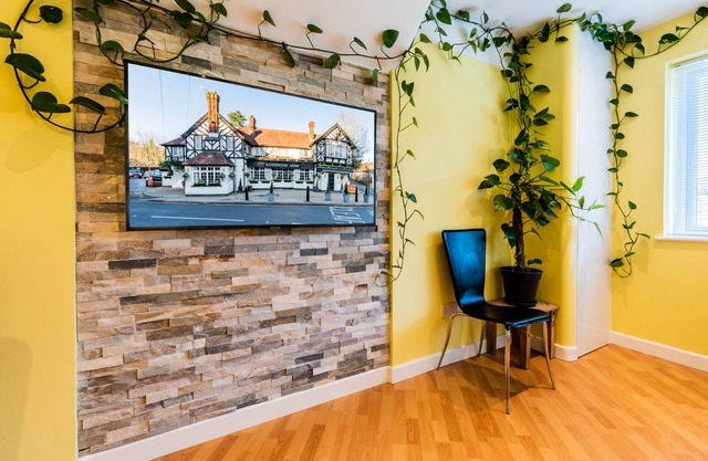 Comfy 1 Bedroom Apartment with 2 TV's Easy Access to Central London. Sleeps 3