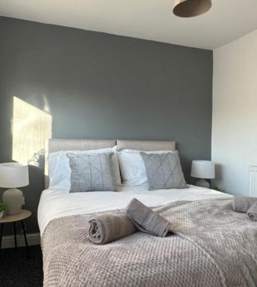 Comfy 1 BR Apartment - Sleeps 2 with Free Parking!