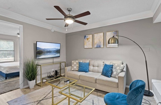Comfy 1BR suite w/ fast WiFi + king bed + pool
