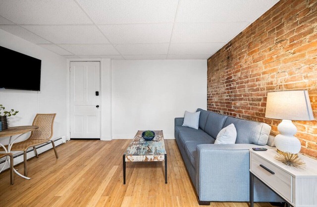 Comfy 1BR with Parking | Near UC, Zoo, Downtown