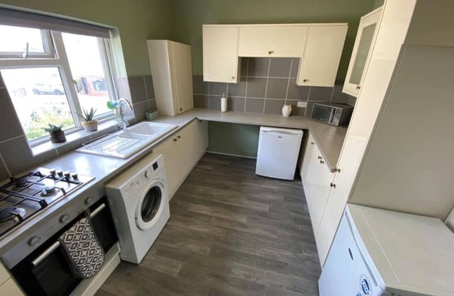 Comfy 2 Bed flat, parking, quick walk to the beach.