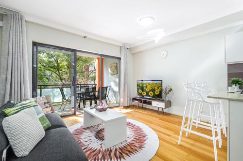 Comfy 2-bedroom 2-balcony apartment Close to CBD, Train and Metro easy reach