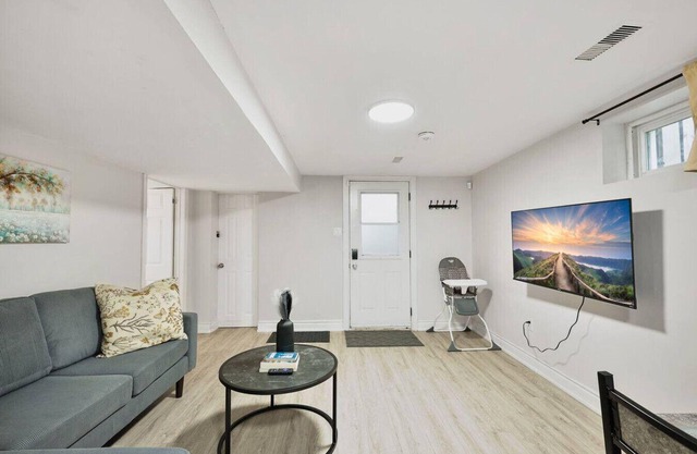 Comfy 2BR Apt near Beach & Downtown | Free Parking