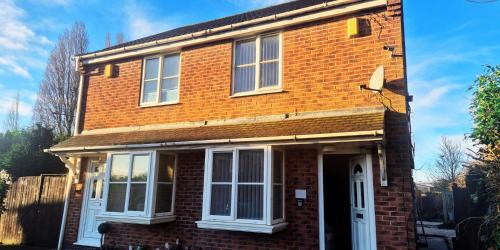 Comfy 2BR House on Quiet Street w Free Parking