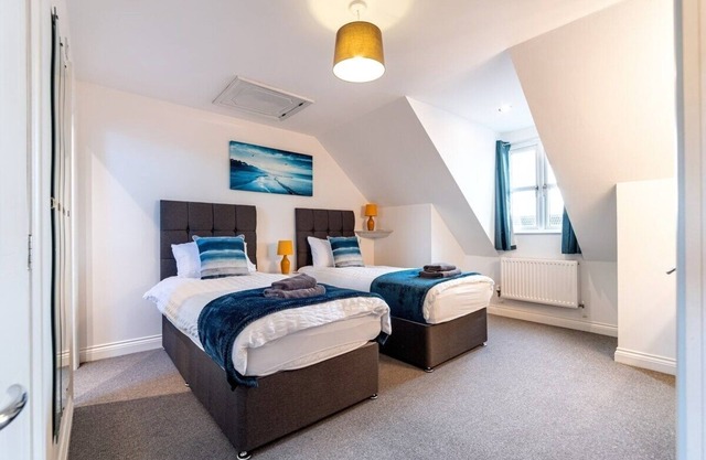 Comfy, 3 Bed, 2.5 Bath, Sleeps 7