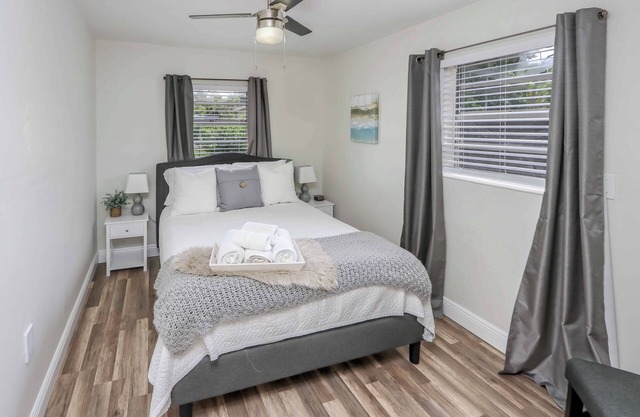Comfy 3-bed Apt, Private Entry, Mins to Downtown