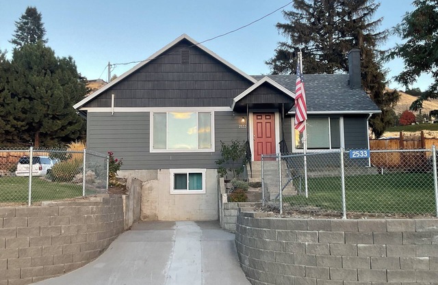 Comfy 3-bed bungalow in East Wenatchee, where nearby adventures await.