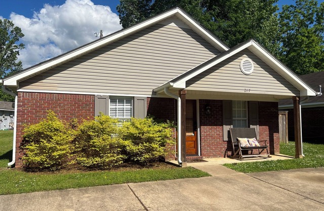 Comfy 3-bedroom condo mere minutes from Ole Miss, the Square, & mTrade Park
