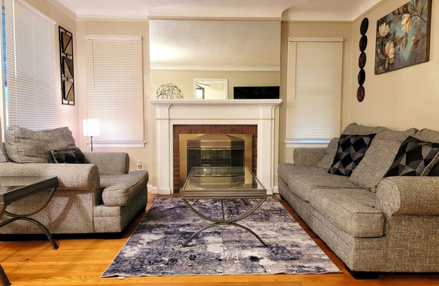 Comfy 3 Bedroom Detroit Getaway-