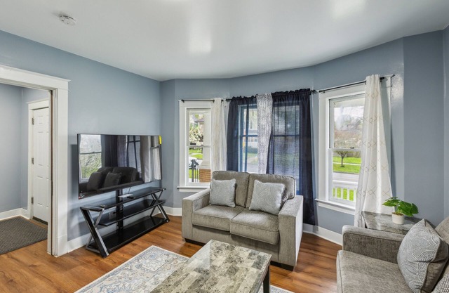 Comfy 3br Flat Close To The Falls 3 Bedroom Apts