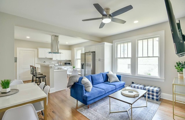 Comfy 6 Bedroom home w/ two living spaces close to downtown!