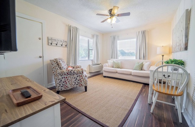 Cozy & Clean 2B/1B in Midtown – 22B
