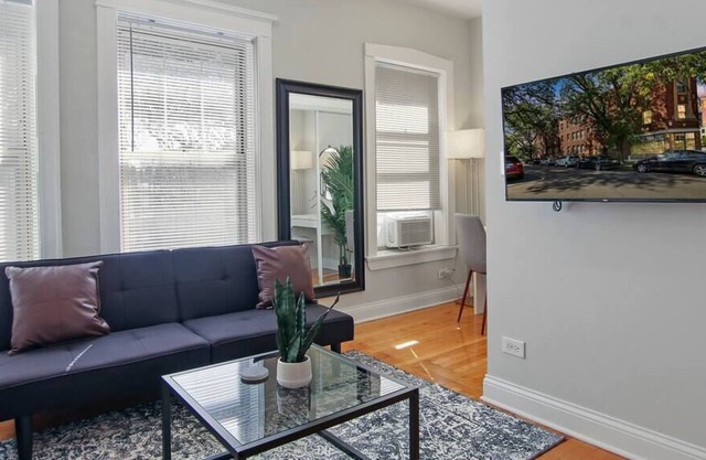 Comfy and Serene Studio Apt in Chicago