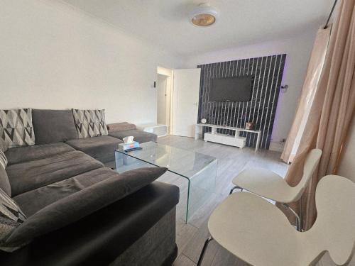 Comfy Apartment Near Shops & Station