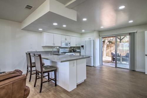 Comfy Bakersfield Townhome - Fire Pit and Patio