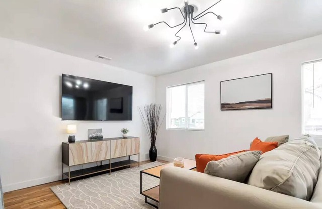 Comfy Cheerful 3 bdrm/2 bath Sugarhouse Cottage