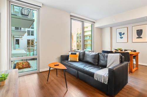 Comfy Clarendon Apt - Steps from Metro