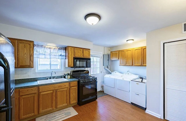 Comfy CLE townhouse 4 min from CLE airport