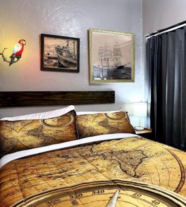 Comfy, Close to Downtown with Lake & Lift Bridge Views