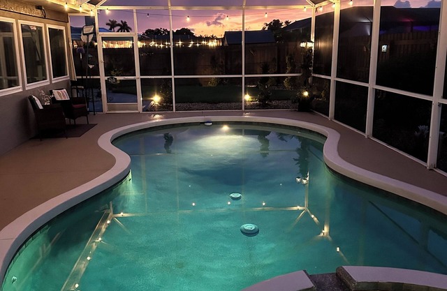 Comfy Coastal! 2 BR, pet friendly, caged pool, fenced yard. Quiet safe Bradenton
