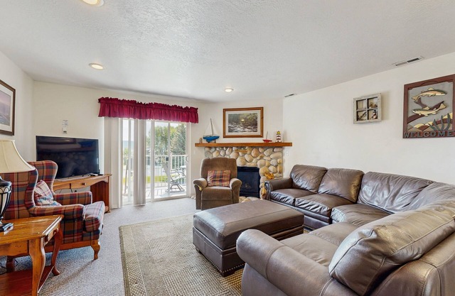 NOUVELLE LISTE! Condo confortable avec vue sur Bear Lake avec piscine commune, bain à remous et tennis