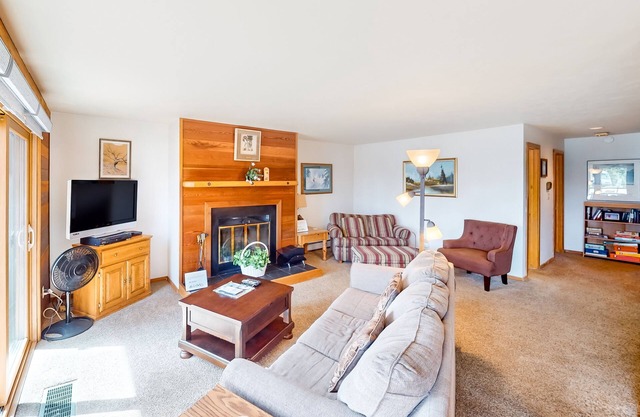 Condo confortable avec terrasse meublée et club-house avec piscine partagée, bain à remous, salle de jeux