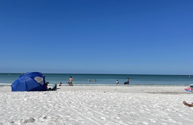 Comfy Cottage! 10 minutes to beach, hot tub, ping pong, beach gear & huge yard!
