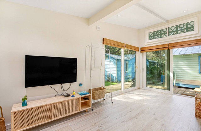 Comfy cottage near the beach with central AC, fast WiFi & yard - dog-friendly