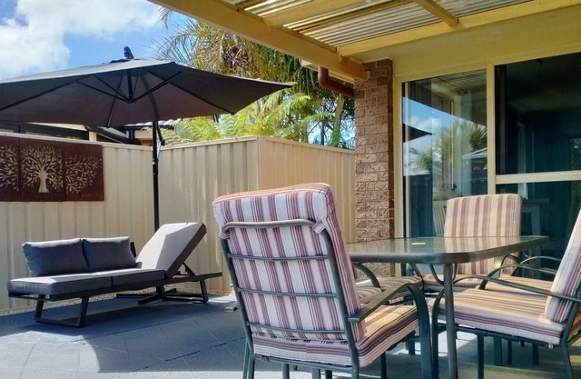 Comfy cottage w/sunny patio - 350m to shops!