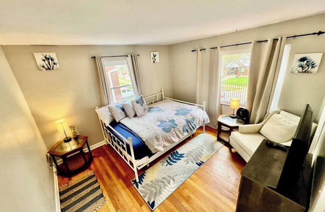 Cozy Safe 2nd Floor Apt 13 Min to Downtown