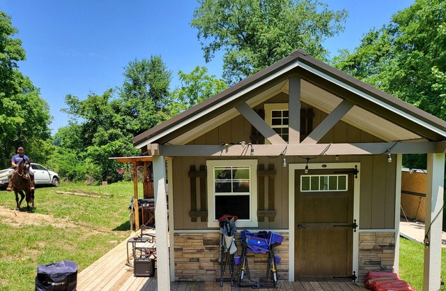 Comfy, Cozy Secluded Cabin !