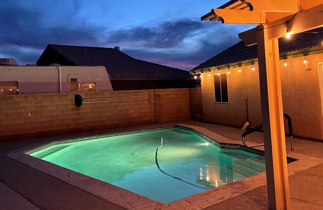 Comfy Desert Retreat with pool. Bring your toys!