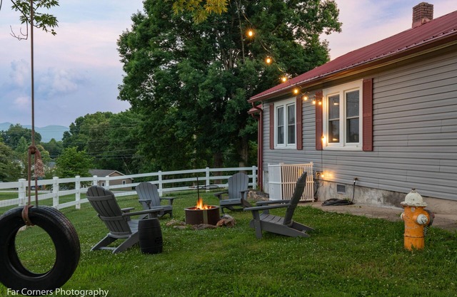 Comfy Dog Friendly Cottage w/ Large Fenced Yard