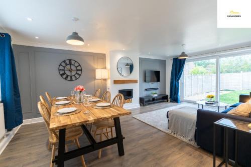 Comfy Home - Close to hospital - Sleeps 7 - wParking
