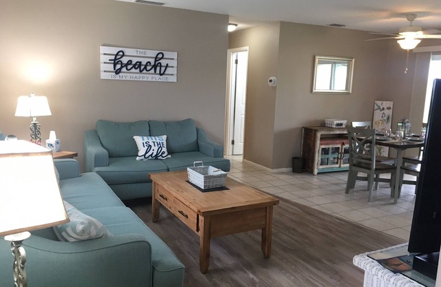 Comfy home w/ screened in lanai, near golf, shops, 5 miles to beautiful beaches!