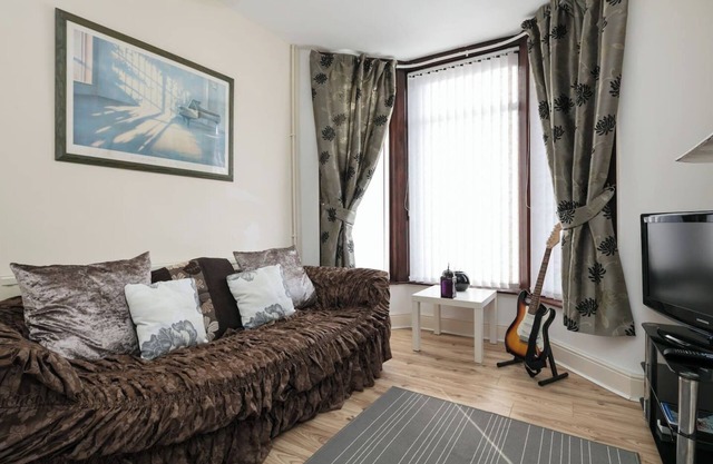 Comfy Home with King Bed close to Asda & Sefton Park, Fast unshared WIFI !