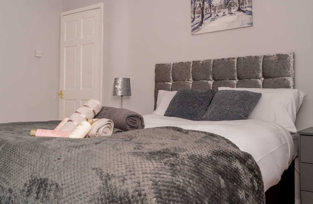 Comfy Home with Parking