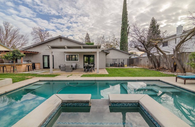 Comfy House W/ Big Pool / hot tub !!!